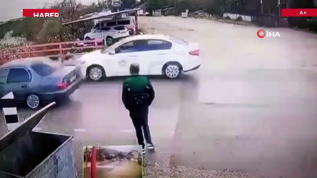 Yolun karşısına geçmek istedi, koçun saldırısıyla kendini yerde buldu