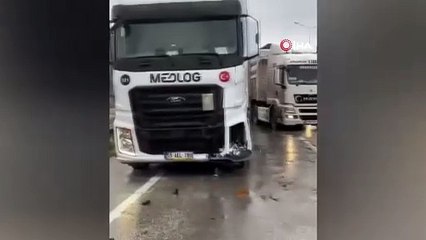 Tır, kırmızı ışıkta bekleyen araca çarptı: 3 yaralı