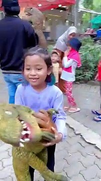 Kameramen si bocil mau digigit bayi dinosaurus #bocill #dinosaurus #gigit #kameramen #funny #viral