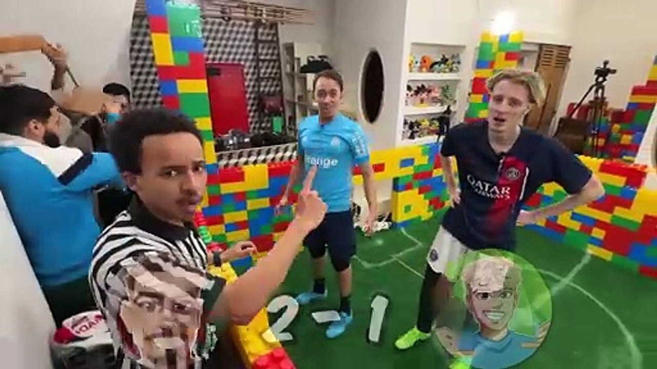 J'AI CONSTRUIT un TERRAIN de FOOT en LEGO GEANT !