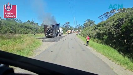 Descargar video: WATCH: Firefighters extinguish crushed cars near Morisset