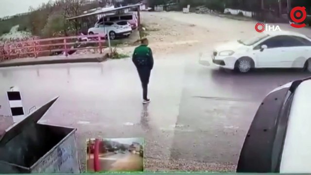 Yolun karşısına geçmek isterken koçun saldırısıyla kendini yerde buldu... O anlar kamerada