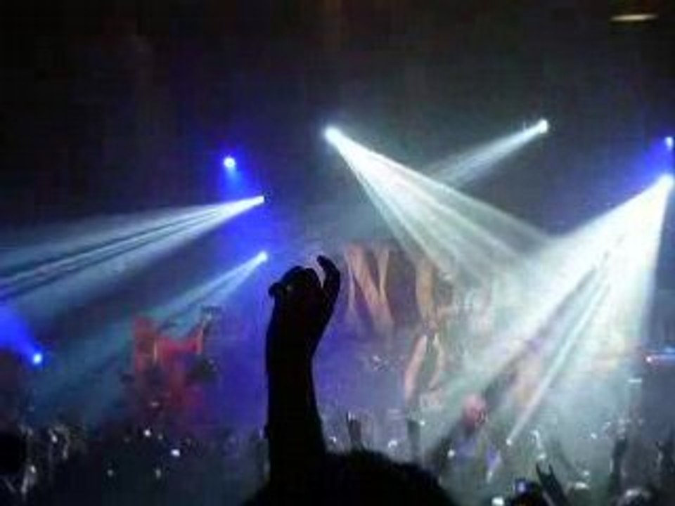 An cafe a la loco entrée sur scene by anthon76410