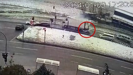 Işıkta bekleyen kamyona çarpan 17 yaşındaki ehliyetsiz sürücü hayatını kaybetti