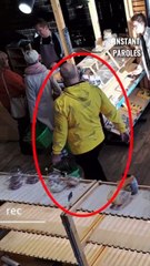 Ce client donne une véritable leçon de vie à un homme dans un magasin