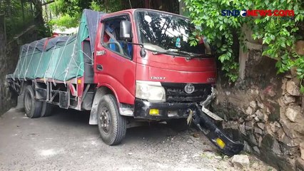 Diduga Tidak Kuat Menanjak, Truk Semen Tabrak Tembok Pembatas di Jakarta Selatan