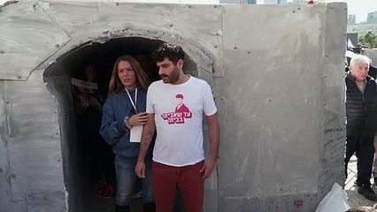 أهالي الرهائن المحتجزين في غزة يكشفون عن نفق رمزي