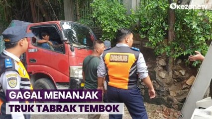 Truk Semen Tabrak Tembok Pembatas akibat Gagal Menanjak