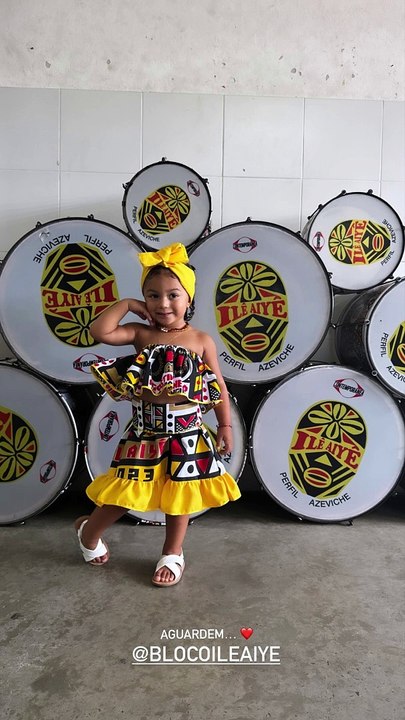 Filha de Leo Santana e Lore Improta encanta ao posar com look de bloco afro em Salvador