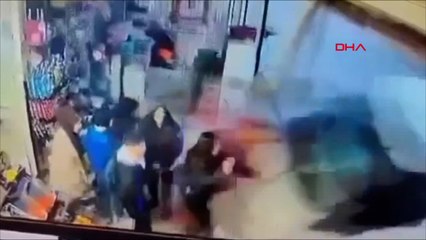 Minibüs markete girdi, öğrenciler yaralandı