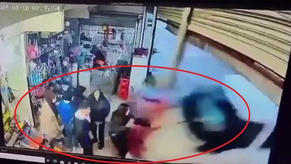 Diyarbakır'da minibüsün markete girdiği kaza anı güvenlik kamerasında