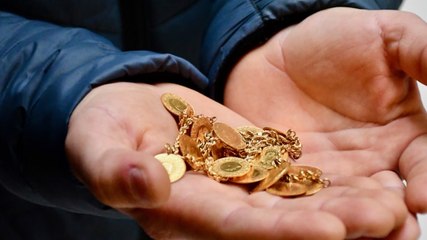 Yol kenarında bulduğu poşetten 100 bin liralık altın çıktı