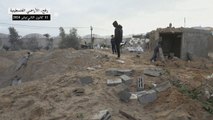 فلسطينيون نازحون يتفقدون الدمار اللاحق بمنازل كانت تؤويهم في رفح