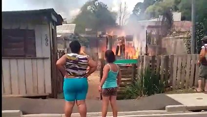 Incêndio destrói casa e testemunhas denunciam que ex ateou fogo
