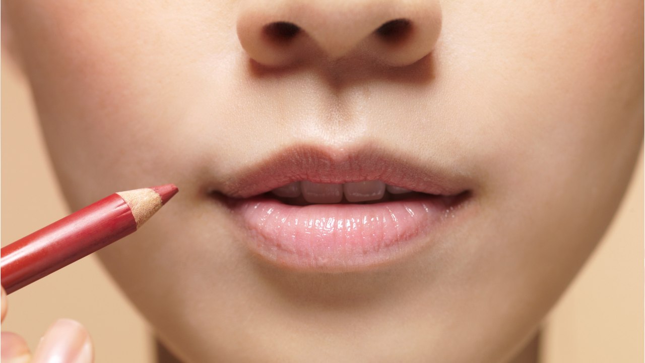 Farbe für die lippen: konturenstift nach innen verwischen