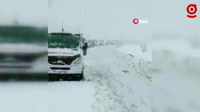 Yüksekova-Şemdinli kara yolunda çok sayıda araç mahsur kaldı