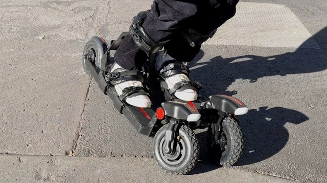 « Skwheel one » : les premiers skis électriques et tout-terrain sont français !