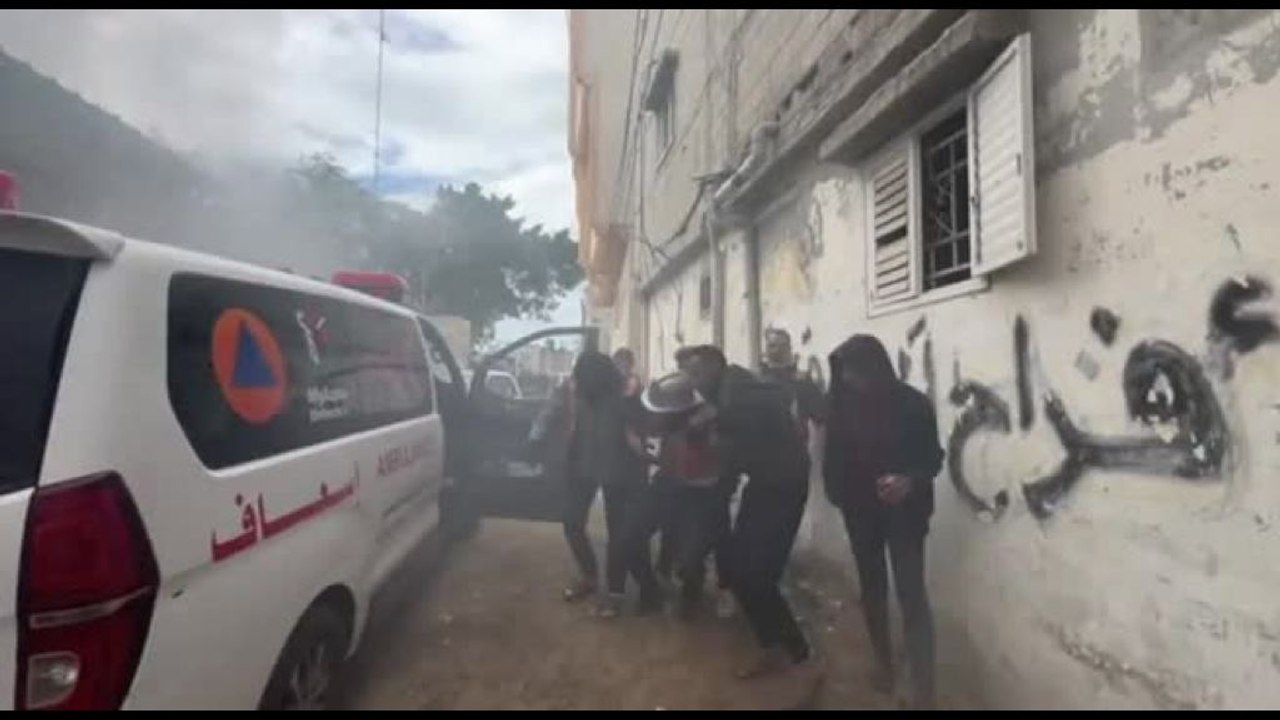 L'esplosione e la fuga, attacco vicino all'ospedale Nasser a Khan Younis