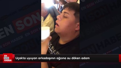 Uçakta uyuyan arkadaşının ağzına su döken adam
