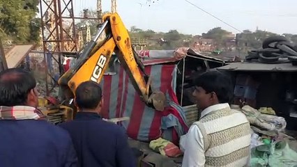मंत्री ने दिखाई आंख तो प्रशासन ने चलाया पीला पंजा...!