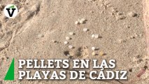 El vertido de pellets se ha extendido por decenas de playas españolas y europeas, y en playas como la de Bolonia (Cádiz) ya se han encontrado restos de estos microplásticos