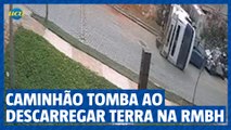 Caminhão tomba ao descarregar terra em condomínio na Grande BH