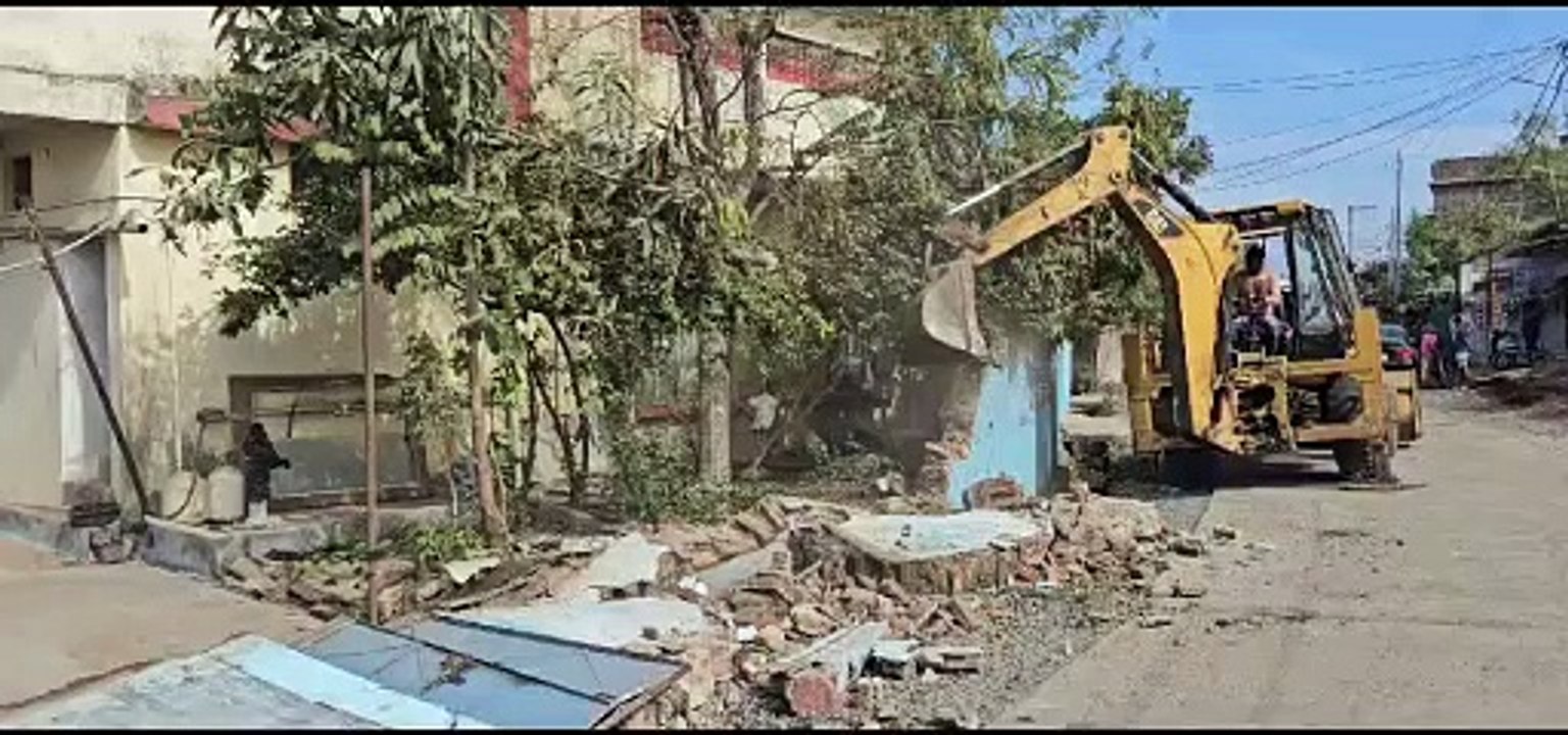 Shifting of power lines, electricity in the city remained shut off for four hours