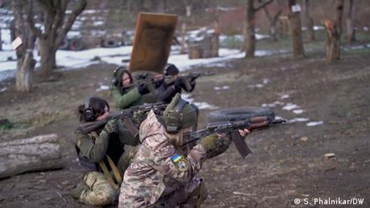 Ukrainerinnen trainieren für den Kampf