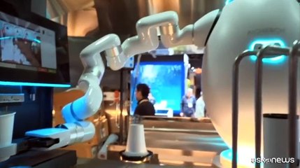 Adam il robot barista che chiacchiera anche coi clienti
