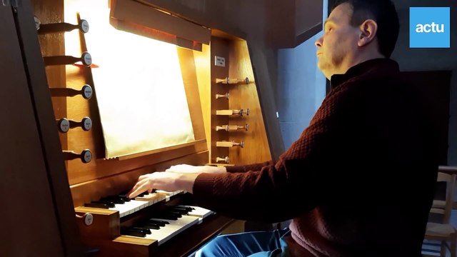 Jean-Charles Arnaud, non-voyant joue un medley d'orgue dans l'église d'Argentan