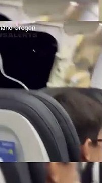 Aterrizaje de emergencia después de perder una puerta en pleno vuelo