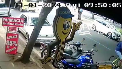 Câmera registra motociclista ser arremessado após bater em carro