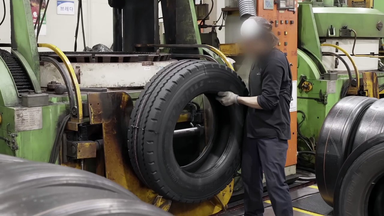 Amazing Process of Making Retreaded Tire With Old Tires. Tire Recycling Factory in Korea
