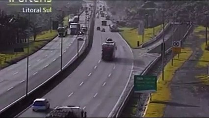 Caminhão com 50 toneladas de ferro utiliza área de escape na BR-376 devido a problemas nos freios