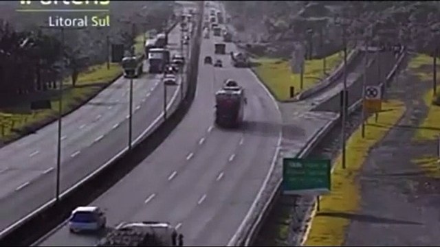 Caminhão com 50 toneladas de ferro utiliza área de escape na BR-376 devido a problemas nos freios