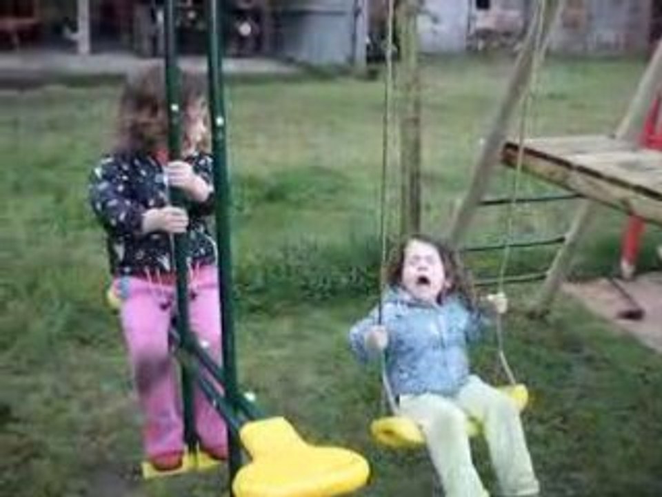 les filles sur la balancoire
