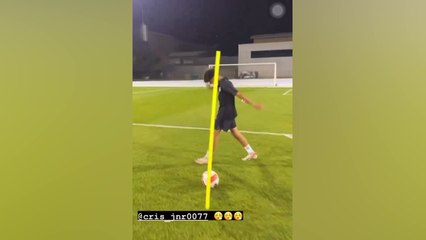 Cristiano imita el tiro libre de su hijo: "Mira y aprende"