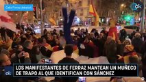 Los manifestantes de Ferraz mantean un muñeco de trapo al que identifican con sánchez