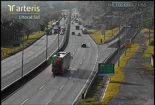 Caminhão com 50 toneladas de ferro usa área de escape após perder freios na BR-376