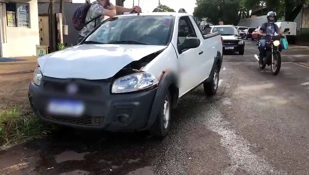 Dois carros se envolvem em acidente no viaduto da Rua Domiciano Theobaldo Bresolin