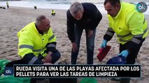 Rueda visita una de las playas afectada por los pellets para ver las tareas de limpieza