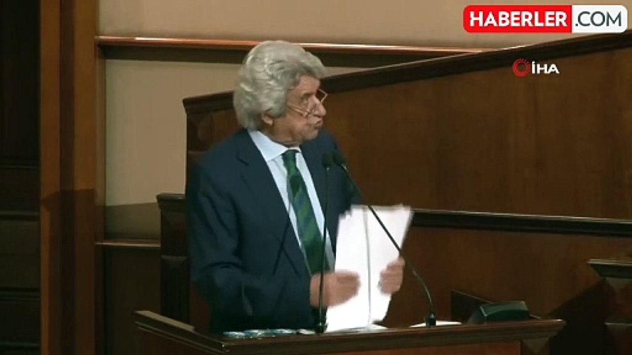 CHP'li Beşiktaş meclis üyesi, AK Partili belediye başkanlarını övünce kendi partisinden tepki gördü