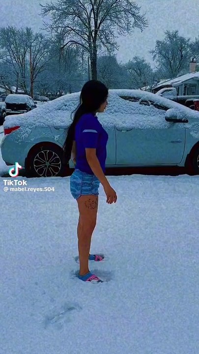 ¡Ritmo bajo cero! Hondureña conquista la nieve bailando punta en shorts