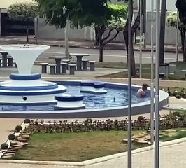 Homem é flagrado tomando banho no chafariz da praça em Goioerê