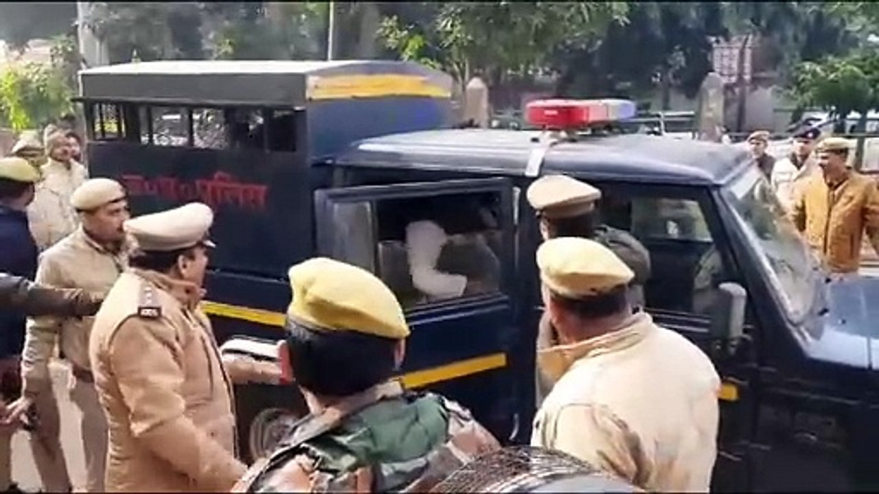 Video: विक्ट्री साइन, मुस्कान और हेयर बैंड लगाक...