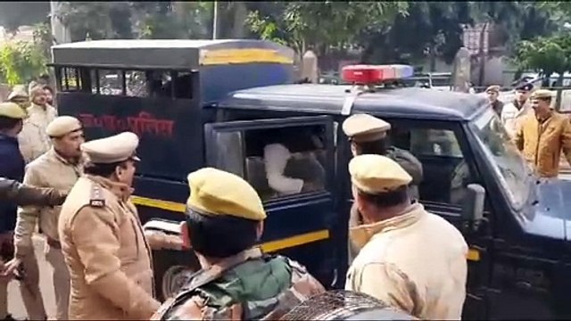 Video: विक्ट्री साइन, मुस्कान और हेयर बैंड लगाकर पेशी पर पहुंचे सपा MLA इरफान सोलंकी