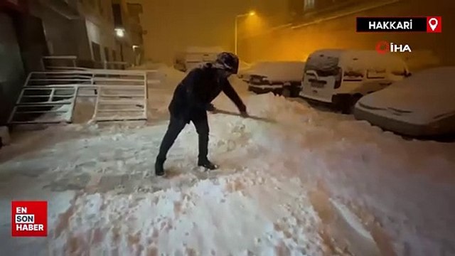 Yüksekova’da kar kalınlığı 20 santimetreyi buldu: Araçlar kara gömüldü