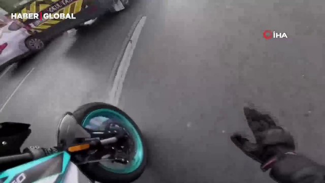 Dengesini kaybeden motosikletli kendi kazasını böyle kaydetti: Yola savruldu, ölümden saniyeler ile kurtuldu!
