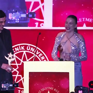 Serenay Sarıkaya'dan ödül gecesini birbirine kattı: ''Yine ben, yine ben, yine ben''