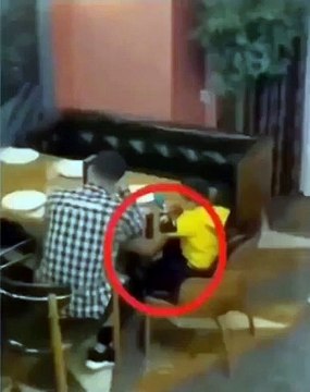 Kendini bir anda Örümcek Adam zannetti! Her refleks süper güç değildir…